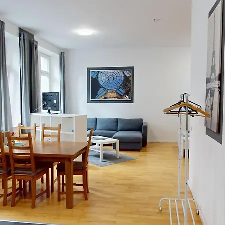 Zentrales Loft Mitten In דירה
