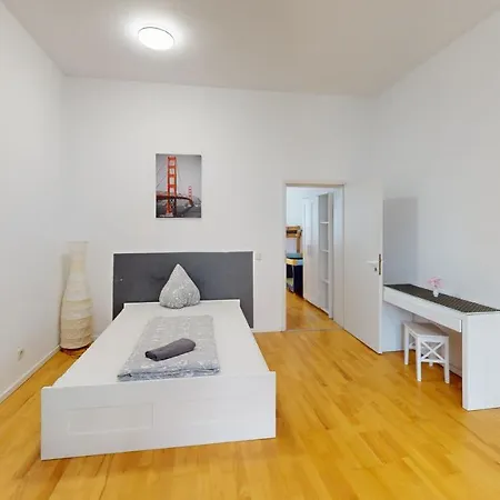 Zentrales Loft Mitten In דירה